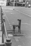 2005-5861 Een ijzeren stoel als kunstwerk in de Ds. Jan Scharpstraat bij de Steigersgracht.Op de achtergrond in het ...