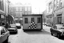 2005-5923 In de 2e Pijnackerstraat staat een reizende expositie in een ruimte van een container. Op de achtergrond de ...
