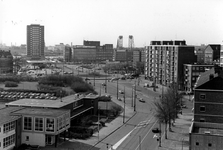2005-6269 Overzicht vanaf de Boezemweg op de omgeving van Oostmolenwerf, links het Oostplein, rechts op de voorgrond ...
