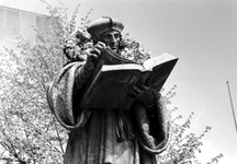 2005-6368 Het standbeeld Erasmus met krans na huldiging.
