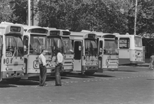 2005-6391-EN-6392 Streekbussen, taxi's bij het Centraal Station:Van boven naar beneden afgebeeld:-6391: Streekbussen ...