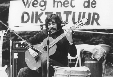 2005-6669 Een muzikant voert actie en protesteert tegen de dictatuur in Chili.