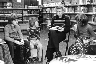 2005-6756 Het voorlezen aan kinderen in een bibliotheek.
