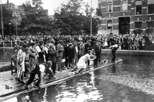 2005-7420 Op Koninginnedag is er een demonstratie reddend zwemmen door de Rotterdamse reddingsbrigades in de ...