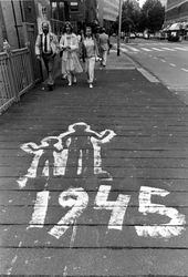2005-7580 Op Meentbrug een tekening n.a.v. herdenking van 40 jaar geleden gevallen atoombom op Hiroshima.