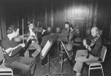 2005-7715 Het Shanqhai quartet ( musici van het Rotterdamsch Philharmonisch Orkest ) met manager, rechts de altviolist ...