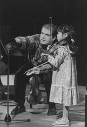 2005-7718 Op het Rotterdams conservatorium geeft de violist Jaap van Zweden vioolles aan het zesjarig Japans meisje Ai ...