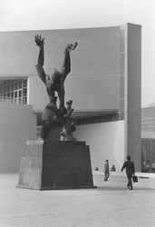 2005-7727 Het Plein 1940 met het monument Verwoeste Stad van de beeldhouwer O. Zadkine.