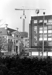 2005-7728 Op de voorgrond de Blaak met links het Historisch Museum en op de achtergrond de bouw van het ...