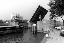 2005-7849 De Leuvehaven ter hoogte van de Nieuwe Leuvebrug.