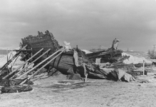 2005-7960 De Maasvlakte met resten van een scheepswrak gevonden bij slufterdam.