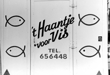 2005-7964 Detail van marktkraam voor standwerk voor visverkoop bij de Hoogstraat.