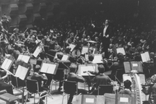 2005-7987 Dirigent James Conlon dirigeert het Rijmond Jeugd Kamerorkest in de Doelen.