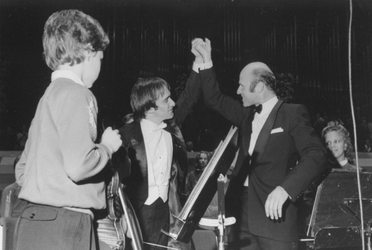 2005-7989 Leider van het Rijnmond Jeugd Kamerorkest Joseph Schebal ( rechts ) bedankt dirigent James Conlon na het ...