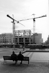 2005-8003 Het Schouwburgplein met de bouw van de Rotterdamse Schouwburg.