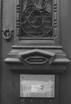 2005-8029 Detail van de deur en naambord van de gesloten Koninklijke marechausseekazerne aan de Westersingel.