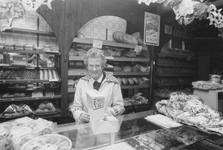 2005-8031 De bakkerij Degenkamp, met verkoopster Juffrouw Jopie die na 20 jaar dienstverband afscheid neemt.