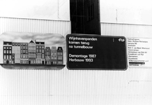 2005-8379 Informatie over de panden aan de Wijnhaven door middel van tekening en tekst aan blinde muur van het Witte Huis.