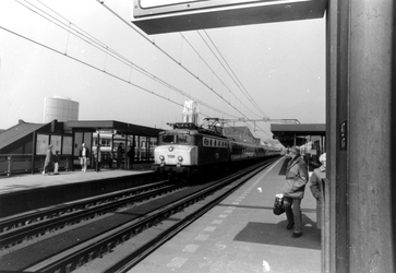 2005-8391 Het station Blaak. Op de achtergrond links het World Trade Centre en in het midden de Sint-Laurenskerk.