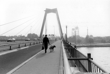 2005-8493 De Willemsbrug uit noordelijke richting gezien.