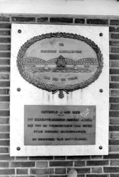 2005-8586 De gedenkplaat ter nagedachtenis aan degenen die Rotterdam verdedigd hebben tijdens de Tweede Wereldoorlog ...