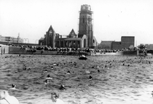 2005-8684 Tijdens het bevrijdingsfeest wordt er een zwemwedstrijd in de Delftsevaart gehouden.