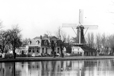 2005-8842 Aan de Plaszoom is molen De Lelie en restaurant De Plasmolens . Op de voorgrond de Kralingse Plas.