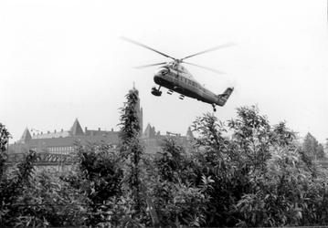 2005-8857 Een helicopter boven Heliport een klein vliegveld gelegen tussen Hofdijk, Katshoek, Pompenburg en ...