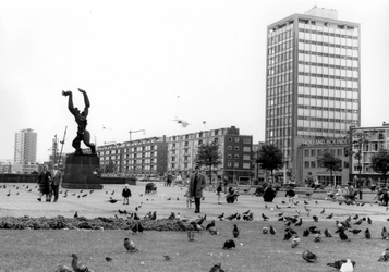 2005-8880 Het Plein 1940 met het monument Verwoeste stad van de beeldhouwer Ossip Zadkine. Rechts de Schiedamsedijk.