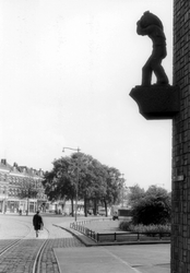 2005-8896 Aan de Parallelweg en de Rijnhaven o.z. is op de gevel van het pakhuispand De Eersteling het bronzen beeld ...