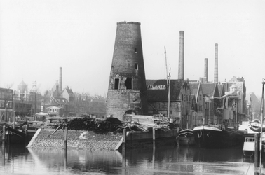 2005-8994 De westzijde van de Achterhaven met het restant van molen De Distilleerketel. Links de Voorhaven.