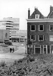 2005-9079 De Rechter Rottekade bij de hoek van de Vriendenlaan, met op de achtergrond de rk Bosjeskerk aan de Hofdijk.