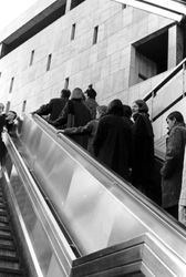 2005-9440 De metro uitgang Beurs ter hoogte van het warenhuis De Bijenkorf.