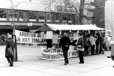 2005-9631 Op het Lijnbaanplein is een stand voor abortus in het ziekenfondspakket.