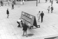 2005-9753 Op het Stadhuisplein wordt reclame voor circus Sarrasani geplaatst.