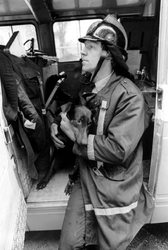 2005-9913 Een brandweerman met een door hem geredde hond.