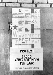 2005-9924 Protestplakkaat aan affiche aan muur van de achterzijde van het Centraal Station.