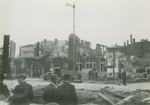 2006-711 Het Oostplein met Marinierskazerne, rechts de Hoogstraat. Verwoesting veroorzaakt door Duits bombardement op ...