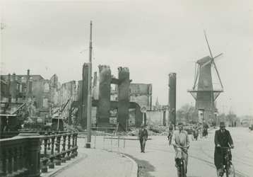 2006-716 De Marinierskazerne met links de Nieuwehaven, rechts molen de Noord op het Oostplein. Verwoesting veroorzaakt ...