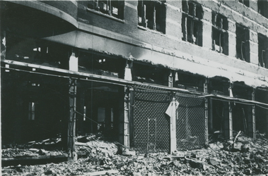 2007-1069 Modewarenhuis C&A in de Hoogstraat na verwoesting, veroorzaakt door Duits bombardement op 14 mei 1940.