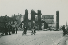2007-1805 Oostplein met de Marinierskazerne, links de Nieuwehaven. De verwoesting is veroorzaakt door het Duitse ...