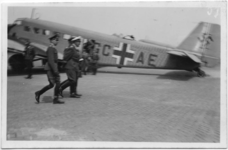 2008-1363 Hermann Göring, bevelhebber van de Duitse luchtmacht, arriveert met een Junkers 52 transportvliegtuig op ...