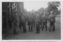 2008-1366 Officieren van het korps Fallschirmjäger bezoeken een woning aan de Schulpweg [?] dat is ingericht als ...
