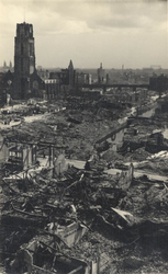 2008-2416 Het verwoeste stadscentrum gefotografeerd vanaf het HBU-gebouw aan de Coolsingel in oostelijke richting. Op ...