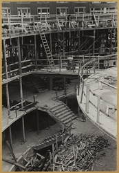 2016-25-47 Het houten geraamte van het trappenhuis van het Bouwcentrum in aanbouw.