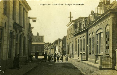 BERG-2 Kinderen in de Dorpstraat. Links de Rozenboom en op de achtergrond het Smitshoek.