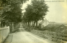 BERG-3 De Nieuweweg (Berkelseweg), gezien vanaf het dorp. Links het hekwerk, toegang boerderij van Van den Berg.