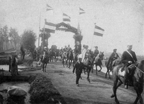 BERK-1024 Optocht in de Rodenrijseweg tijdens het Onafhankelijkheidsfeest. De man (rechts) die het paard aan de teugels ...