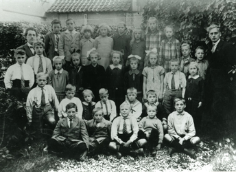 CAPHV-1131 Klassefoto van de Openbare Lagere School (Dorp) in Capelle aan den IJssel.