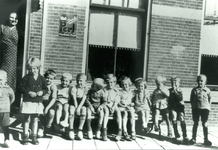 CAPHV-1152 Groepsfoto van kinderen voor de winkel van kruidenier Van Driel.